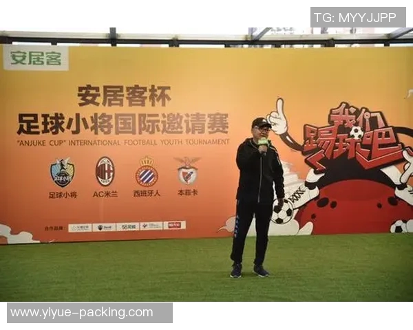 圣诞节足球明星齐聚一堂共庆节日传递温暖与快乐